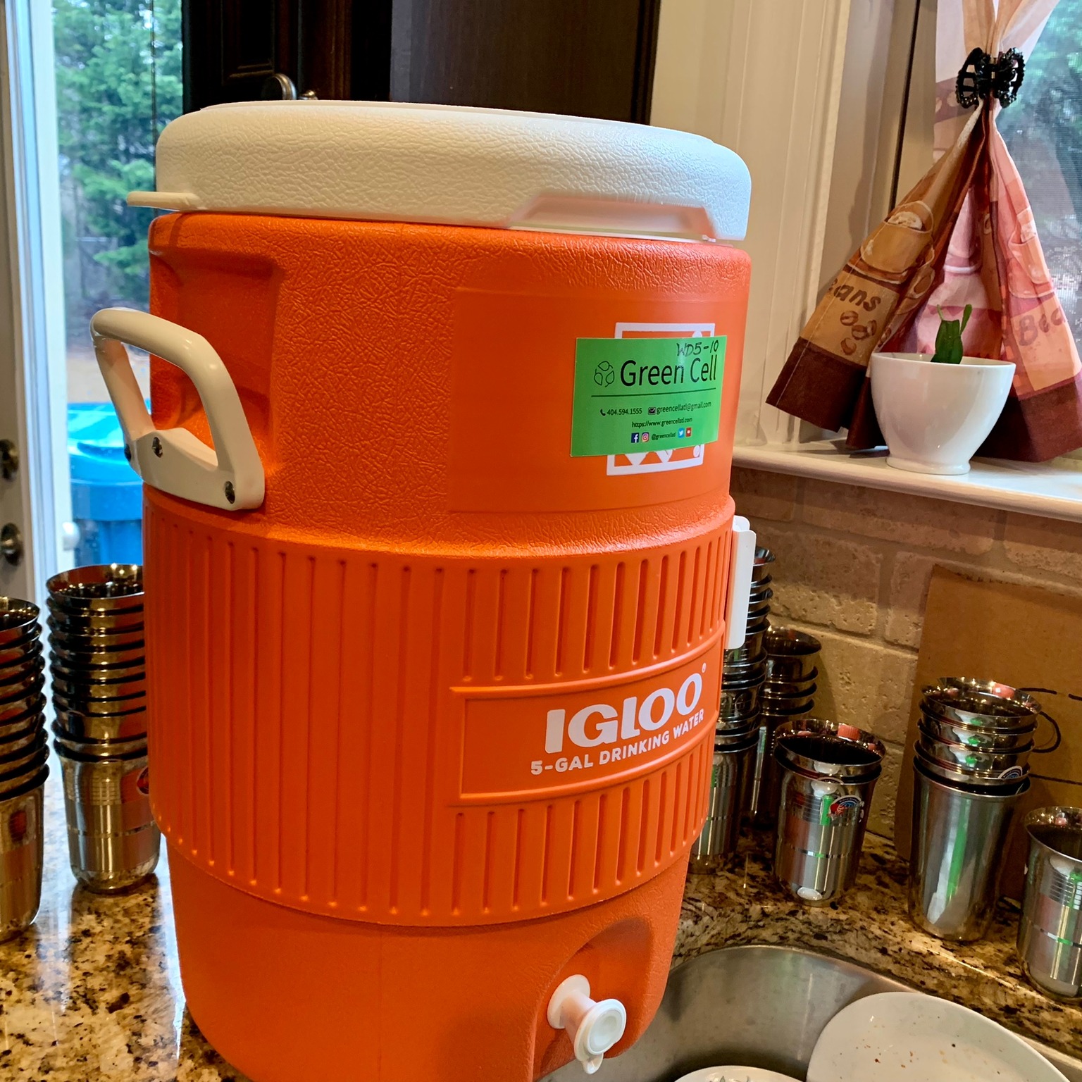 Eco-friendly plates and bowls